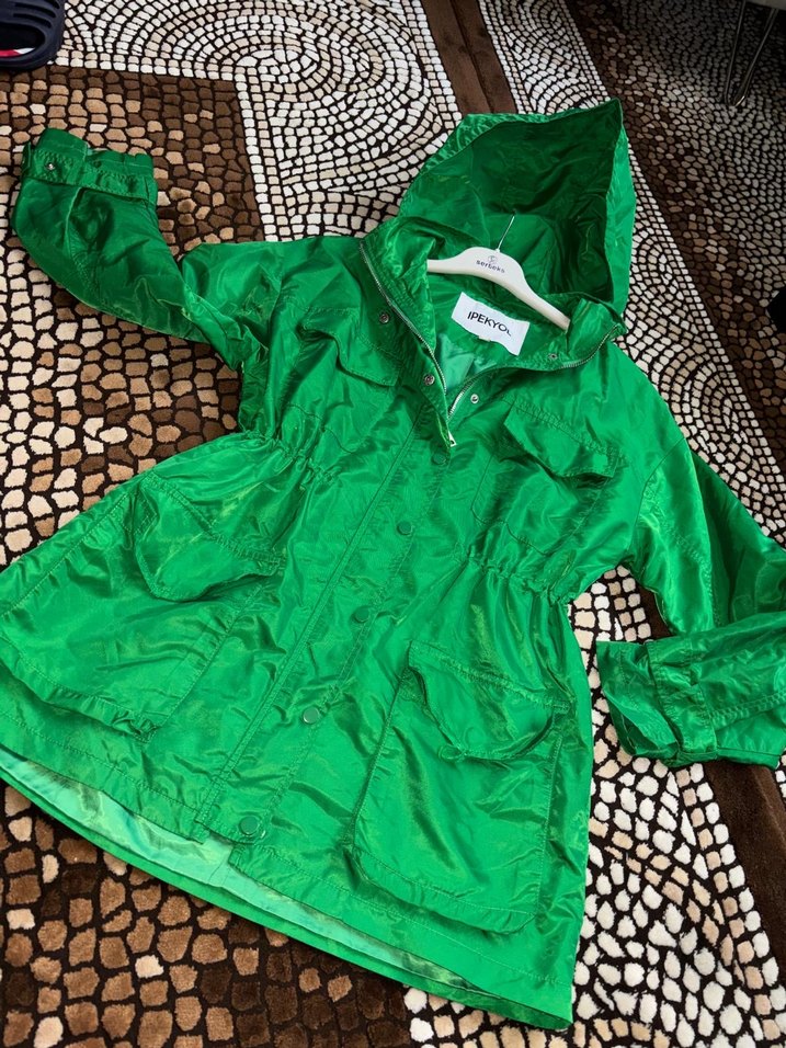 Parlak Yeşil Kapüşonlu Kadın Yağmurluk - Görsel 2