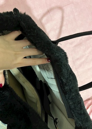 Siyah Kürklü Kadın Omuz Çantası omuz askısıda var - Görsel 3