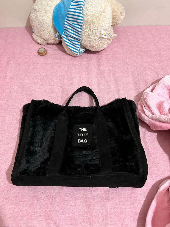 Siyah Kürklü Kadın Omuz Çantası omuz askısıda var - Görsel 2