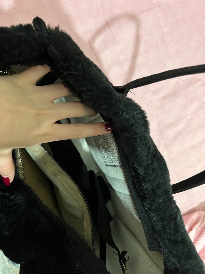 Siyah Kürklü Kadın Omuz Çantası omuz askısıda var - Görsel 3