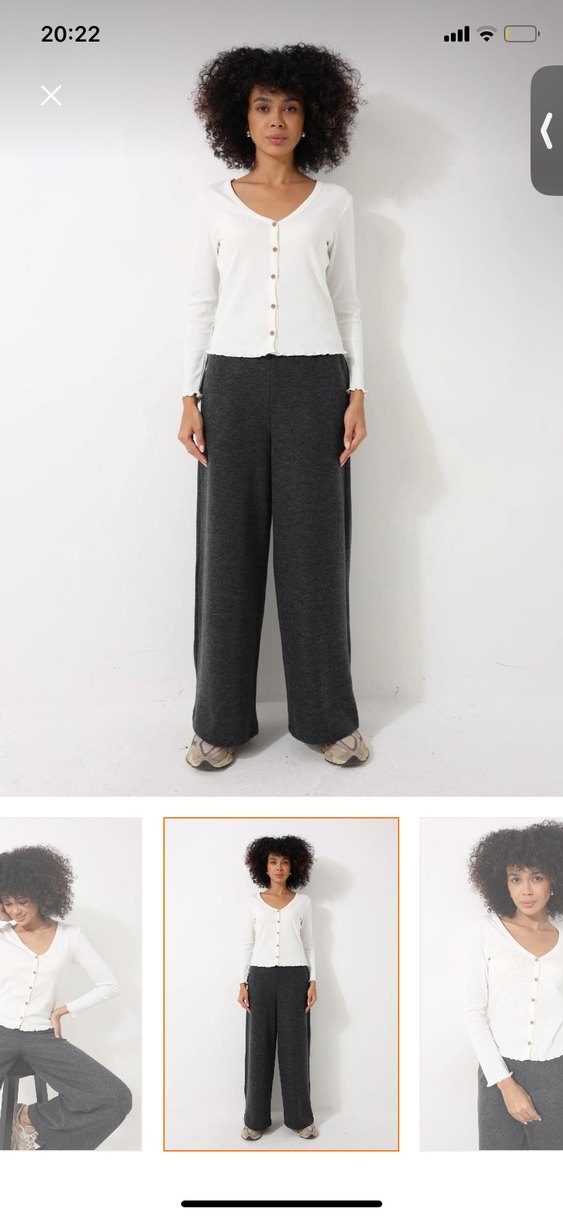 Düğmeli Beyaz V Yaka Kadın Hırka - Görsel 3