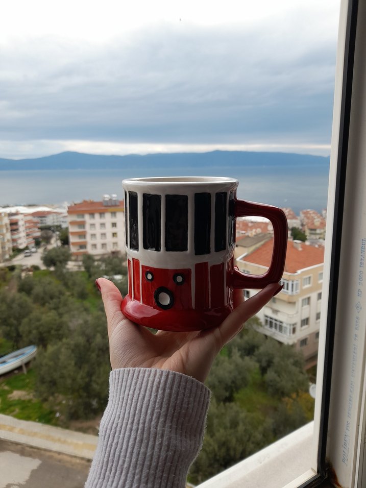 Karaca Kırmızı Tramvay Desenli Kapaklı Kupa - Görsel 3