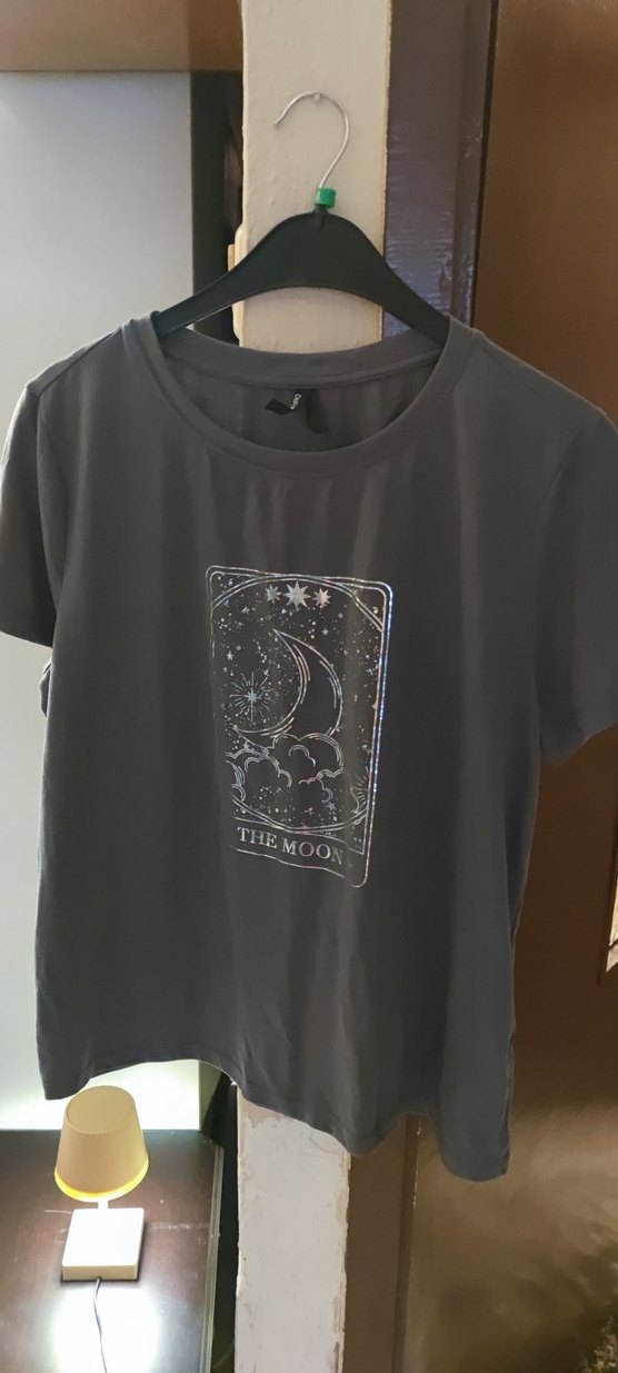 Gri Baskılı Kadın Tişört - Görsel 3