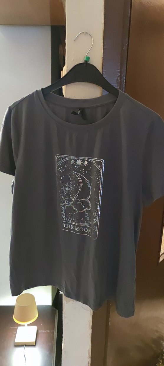 Gri Baskılı Kadın Tişört - Görsel 2