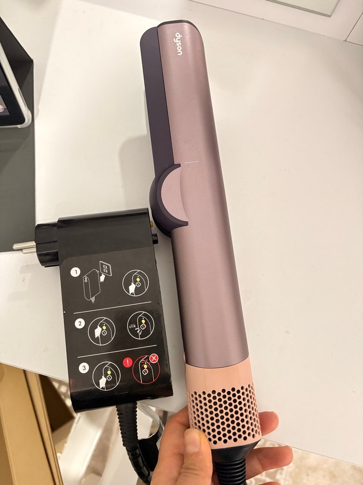 Bej ve koyu renk saç düzleştirici dyson - Görsel 3