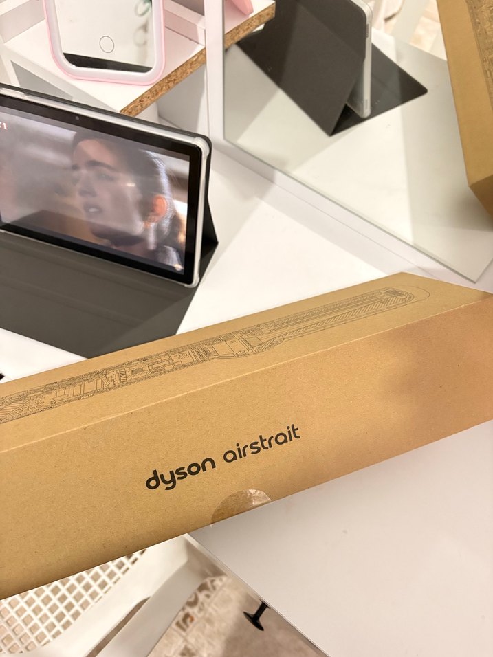Bej ve koyu renk saç düzleştirici dyson - Görsel 4