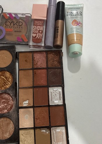 Bej Tonlarda Makyaj Ürünleri Seti - Görsel 2