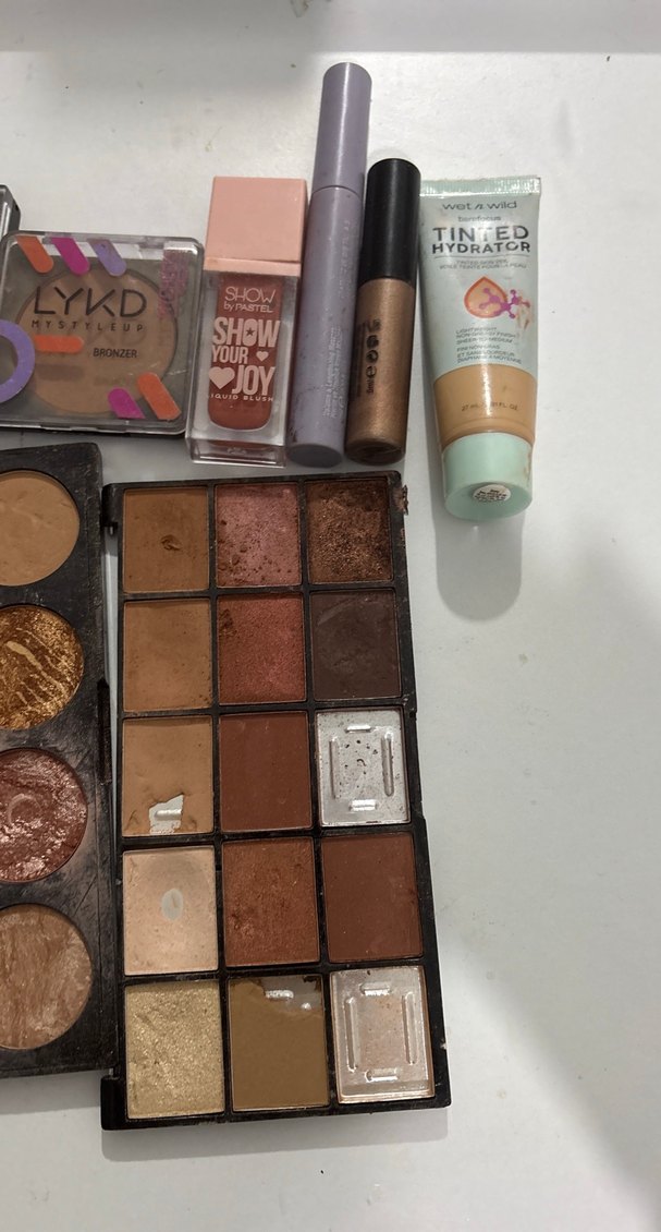 Bej Tonlarda Makyaj Ürünleri Seti - Görsel 2