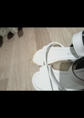 Beyaz Kadın Dolgu Topuklu Sandalet - Görsel 2