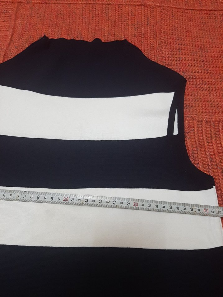 Çizgili Yüksek Yakalı Kolsuz Triko Elbise - Görsel 3