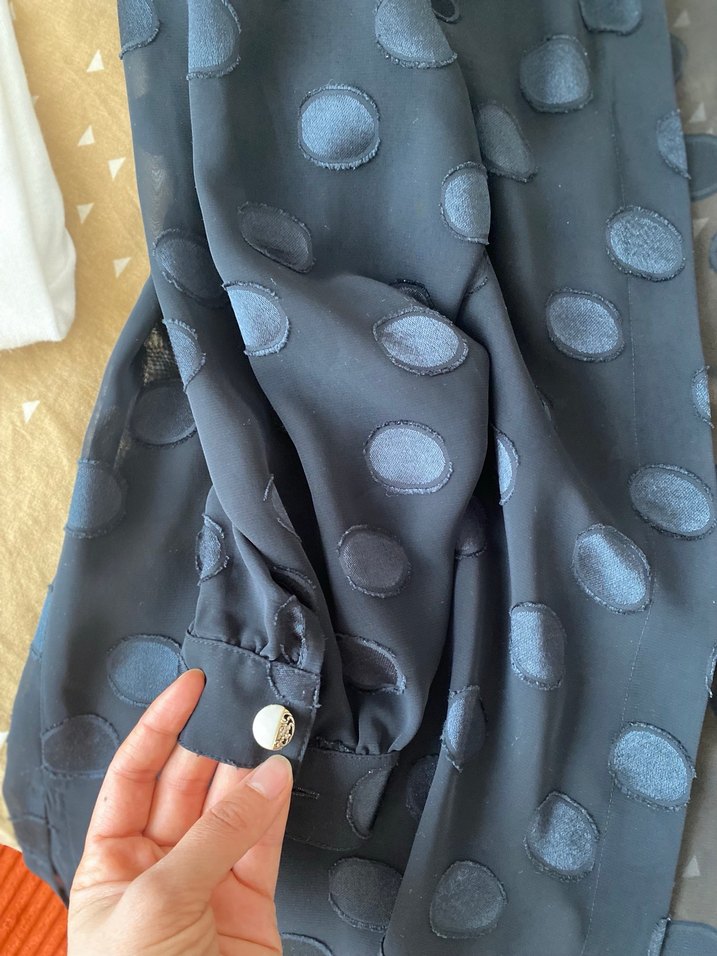 Düğmeli siyah Puantiyeli  gömlek - Görsel 4