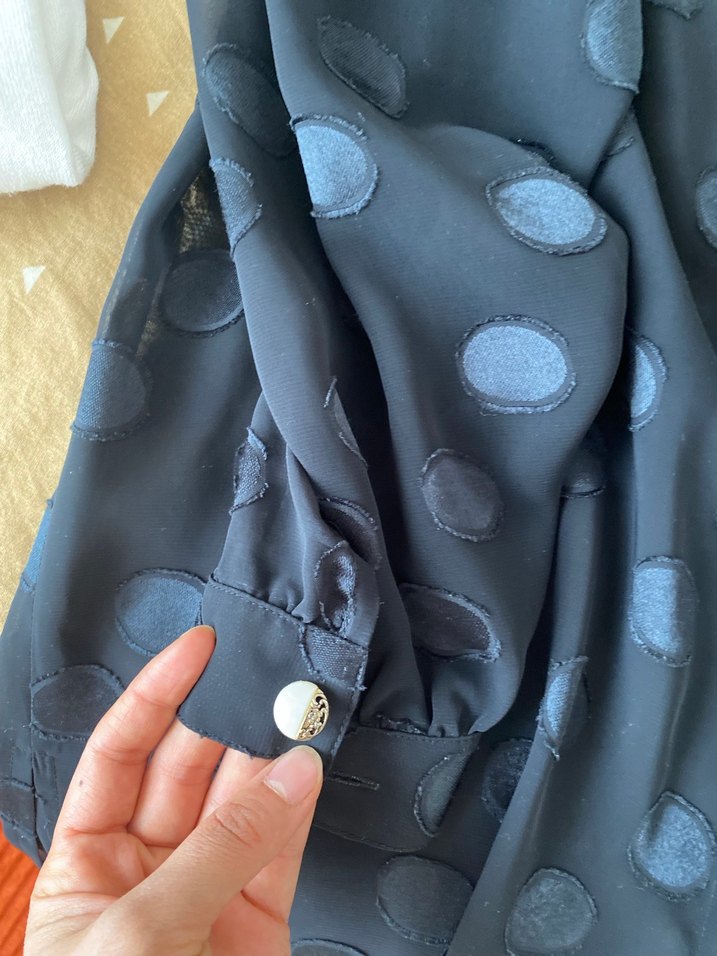 Düğmeli siyah Puantiyeli  gömlek - Görsel 5