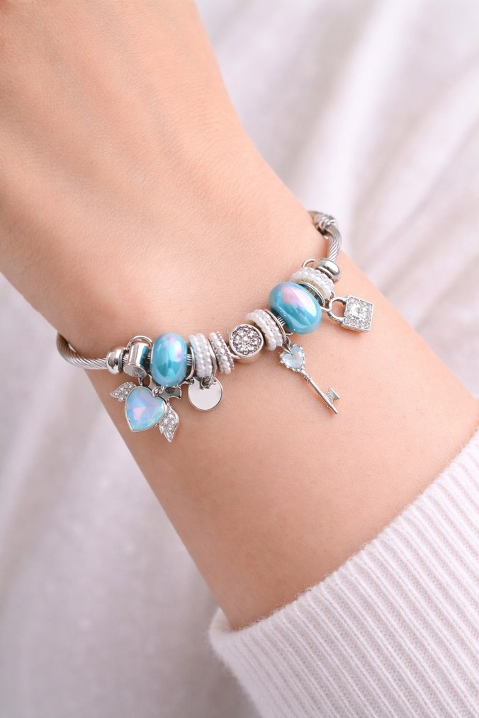 mavi kalp ve anahtarlık charmlı kadın bileklik - Görsel 2