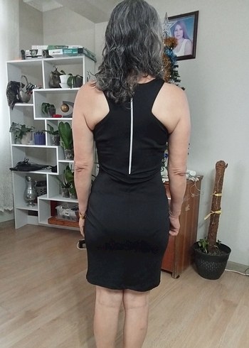 Siyah Yüksek Yakalı Dar Kesim Midi Elbise - Görsel 2