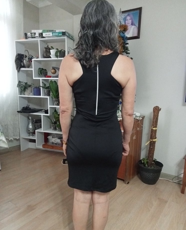 Siyah Yüksek Yakalı Dar Kesim Midi Elbise - Görsel 2