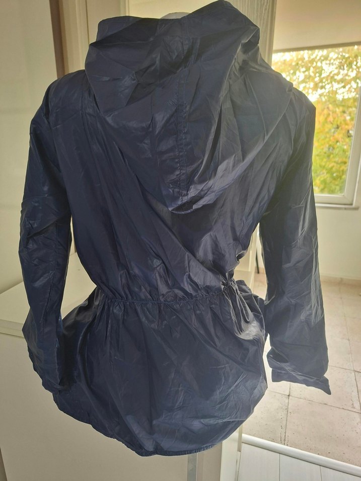 Lacivert Kapüşonlu Hafif Rüzgarlık — görsel 3/4