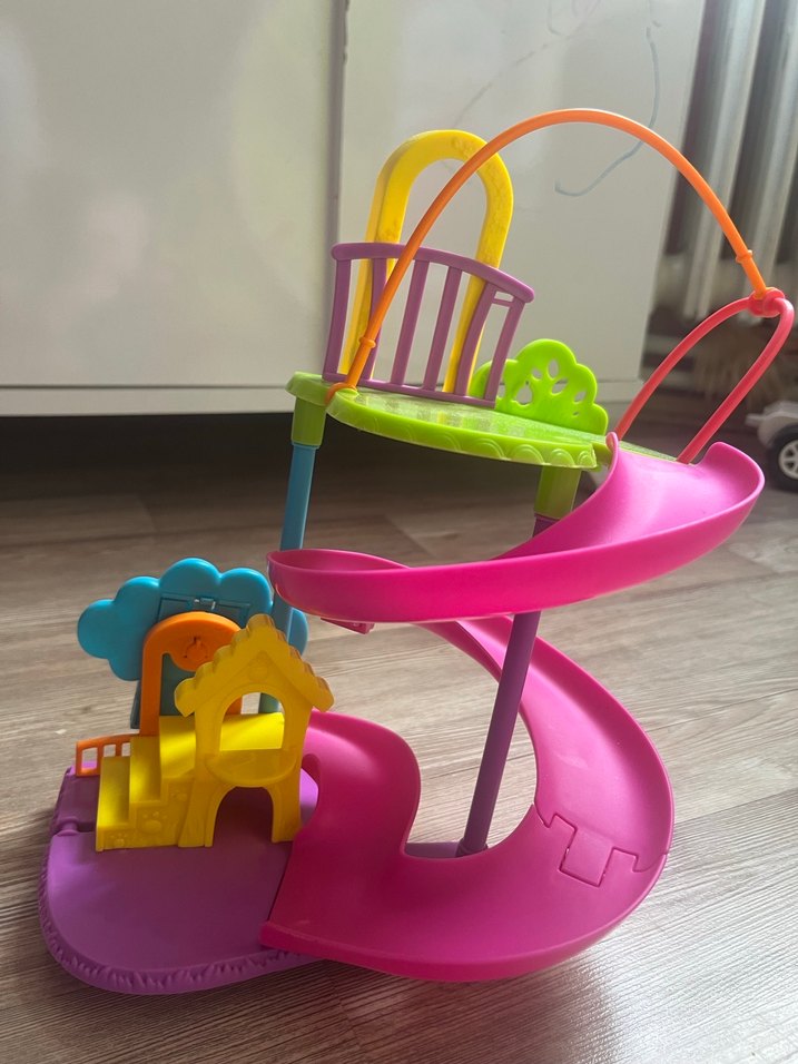 Renkli Plastik Oyuncak Kaydırak ve Figür - Görsel 3