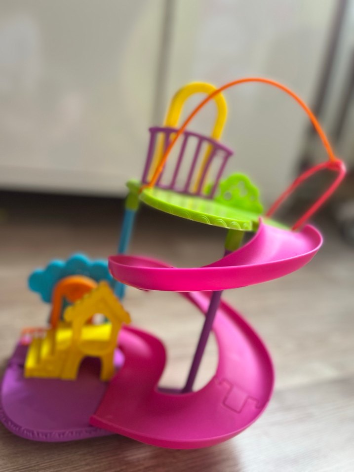 Renkli Plastik Oyuncak Kaydırak ve Figür - Görsel 4