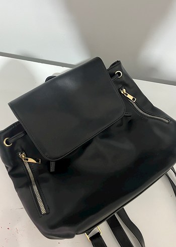 Siyah Parlak Deri Fermuarlı Sırt Çantası - Görsel 2