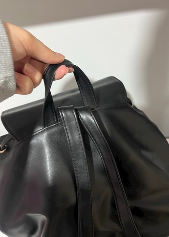 Siyah Parlak Deri Fermuarlı Sırt Çantası - Görsel 4