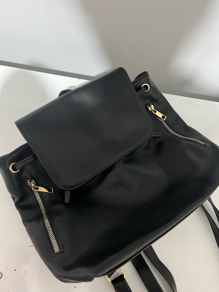 Siyah Parlak Deri Fermuarlı Sırt Çantası - Görsel 2