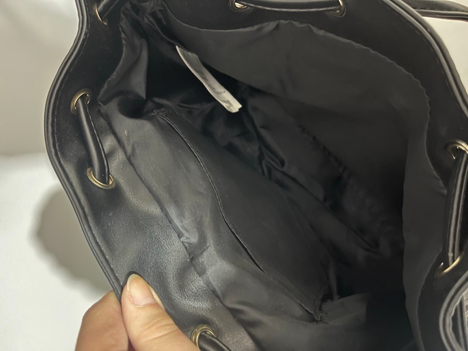 Siyah Parlak Deri Fermuarlı Sırt Çantası - Görsel 3