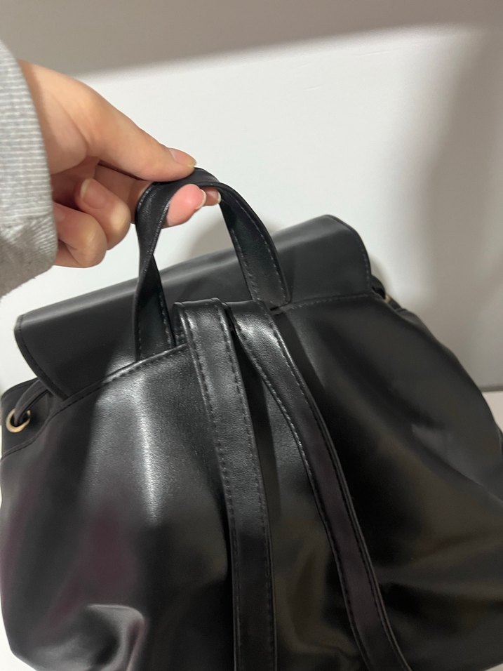 Siyah Parlak Deri Fermuarlı Sırt Çantası - Görsel 4