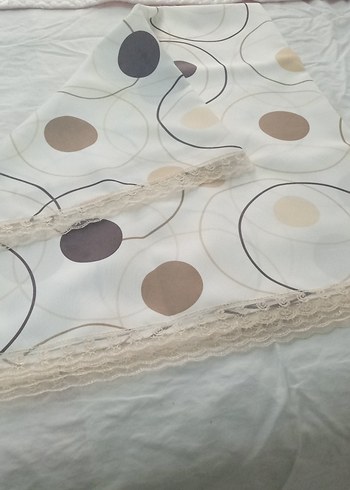 Bej ve Gri Puantiyeli Modern Masa Örtüsü - Görsel 3