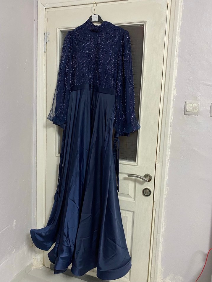 Uzun Kollu Mavi Nakışlı Abiye Elbise - Görsel 3