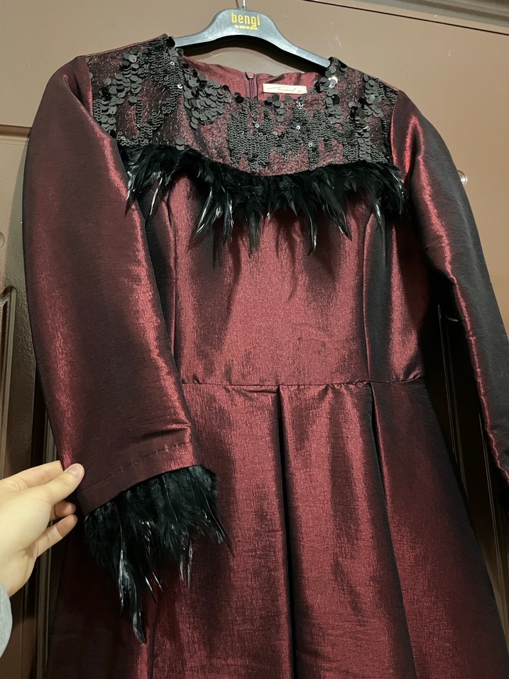 Bordo Uzun Kollu Kürk Detaylı Gece Elbisesi - Görsel 3