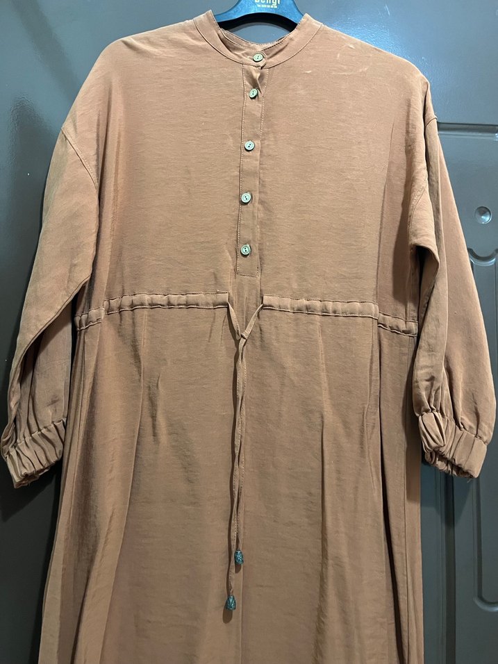 Turuncu Düğmeli Uzun Keten Elbise - Görsel 3