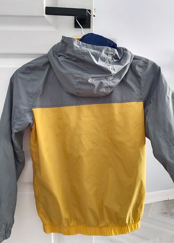 Gri-Sarı Kapüşonlu Erkek Çocuk Yağmurluk - Görsel 3