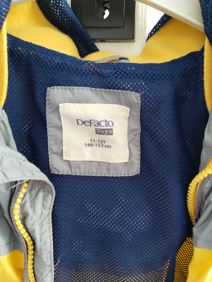 Gri-Sarı Kapüşonlu Erkek Çocuk Yağmurluk - Görsel 4