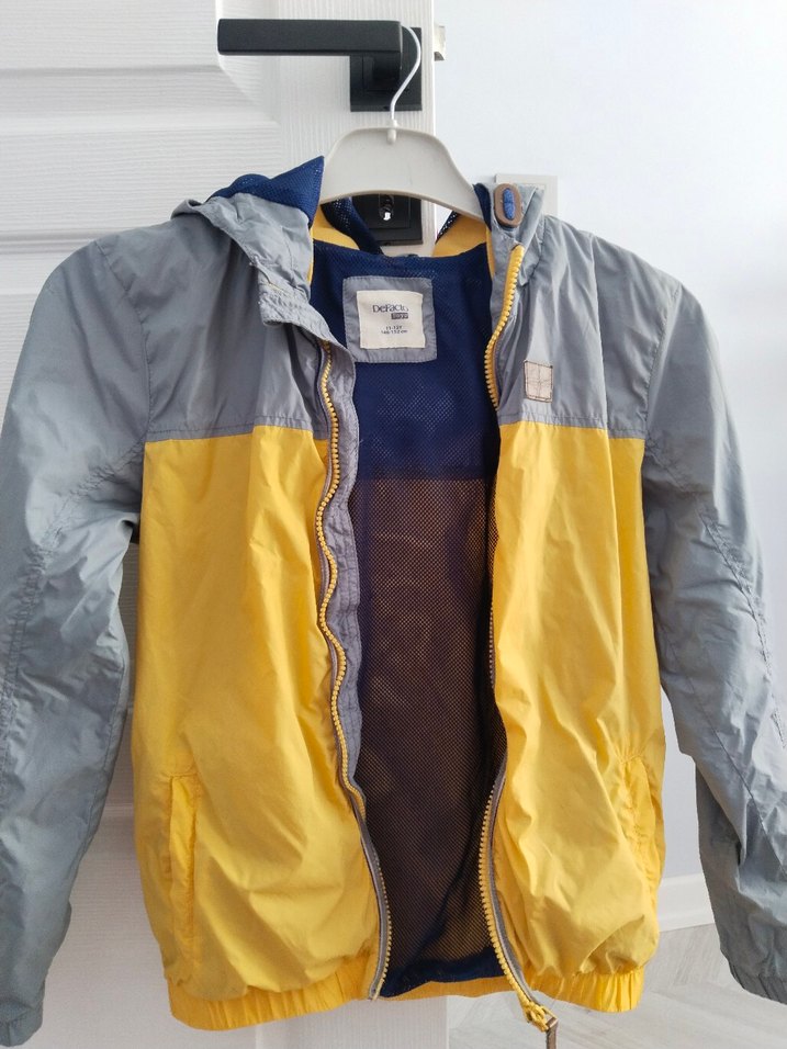 Gri-Sarı Kapüşonlu Erkek Çocuk Yağmurluk - Görsel 2