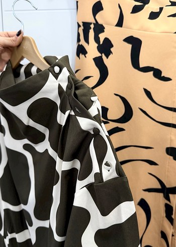 Drapeli Desenli Uzun Kahverengi Elbise - Görsel 3