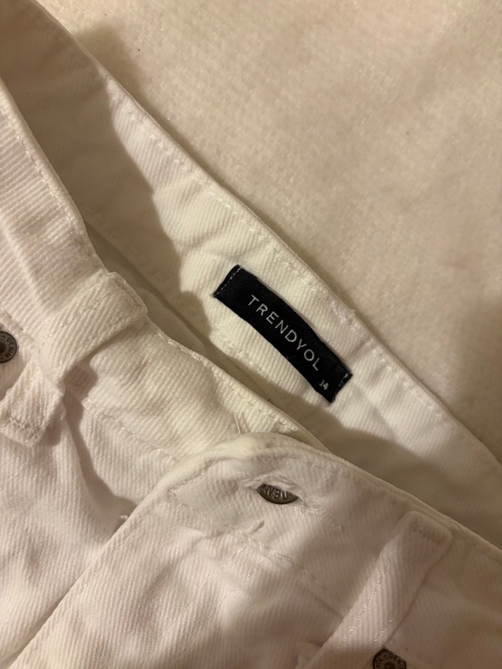 Beyaz Mini Denim Şort - Görsel 3