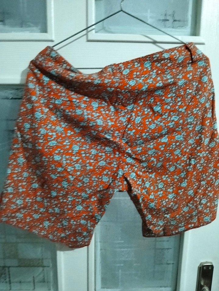 Renkli Bağlama Desenli Bol Kesim Mini Şort - Görsel 3