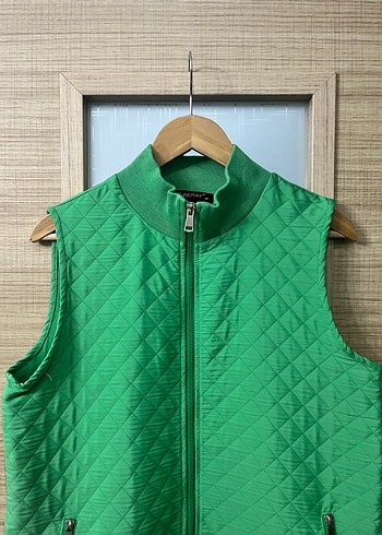 Yeşil hafif ve spor kapitone kadın yeleği - Görsel 4