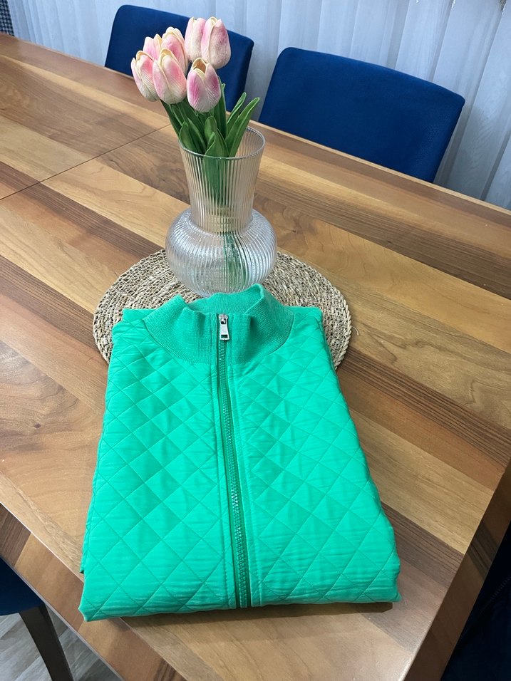 Yeşil hafif ve spor kapitone kadın yeleği - Görsel 2