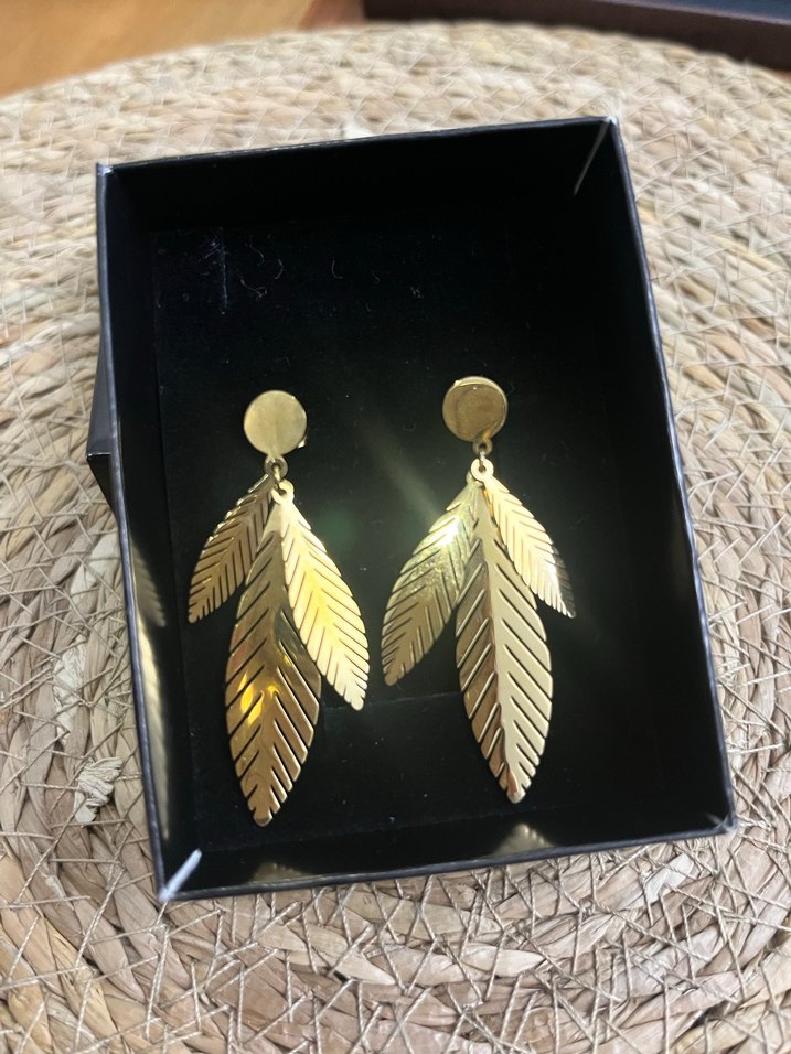 Altın Renkli yaprak modeli şık zarif Küpeler - Görsel 2