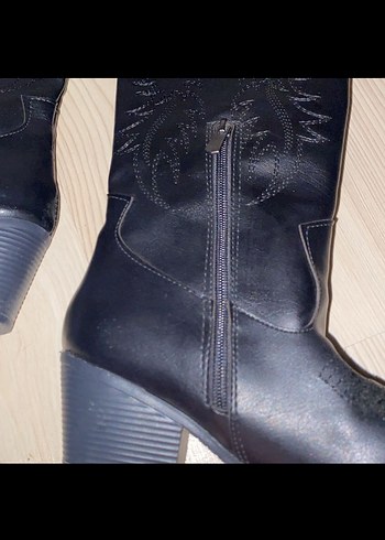 Siyah Nakışlı Kadın Diz Boyu Deri Bot - Görsel 3
