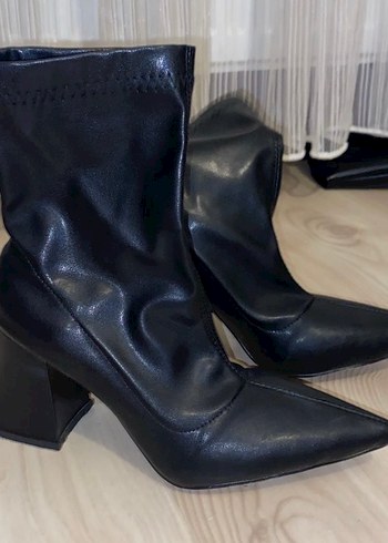 Siyah Tokalı Kadın Topuklu Bot - Görsel 2