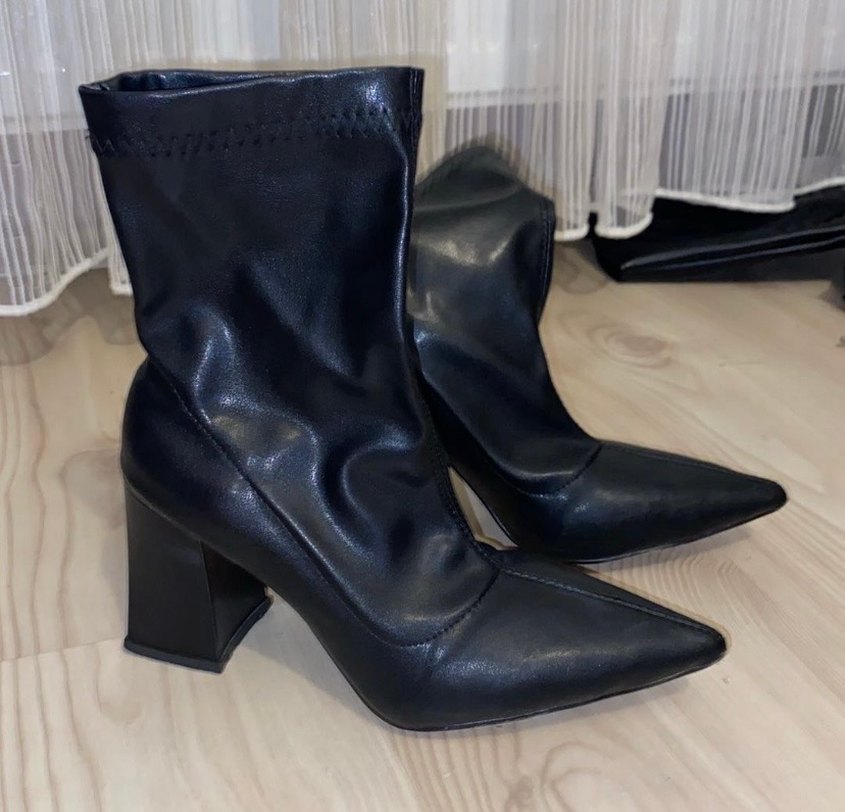 Siyah Tokalı Kadın Topuklu Bot - Görsel 2