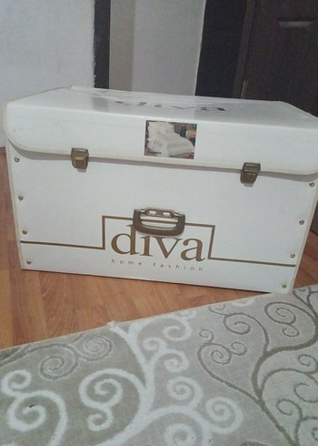 Beyaz Parlak Baskılı Yatak Örtüsü - Görsel 2