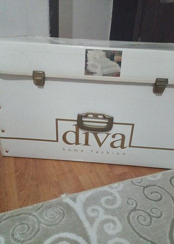 Beyaz Parlak Baskılı Yatak Örtüsü - Görsel 3