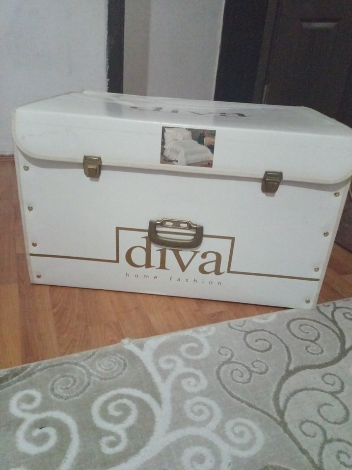 Beyaz Parlak Baskılı Yatak Örtüsü - Görsel 2