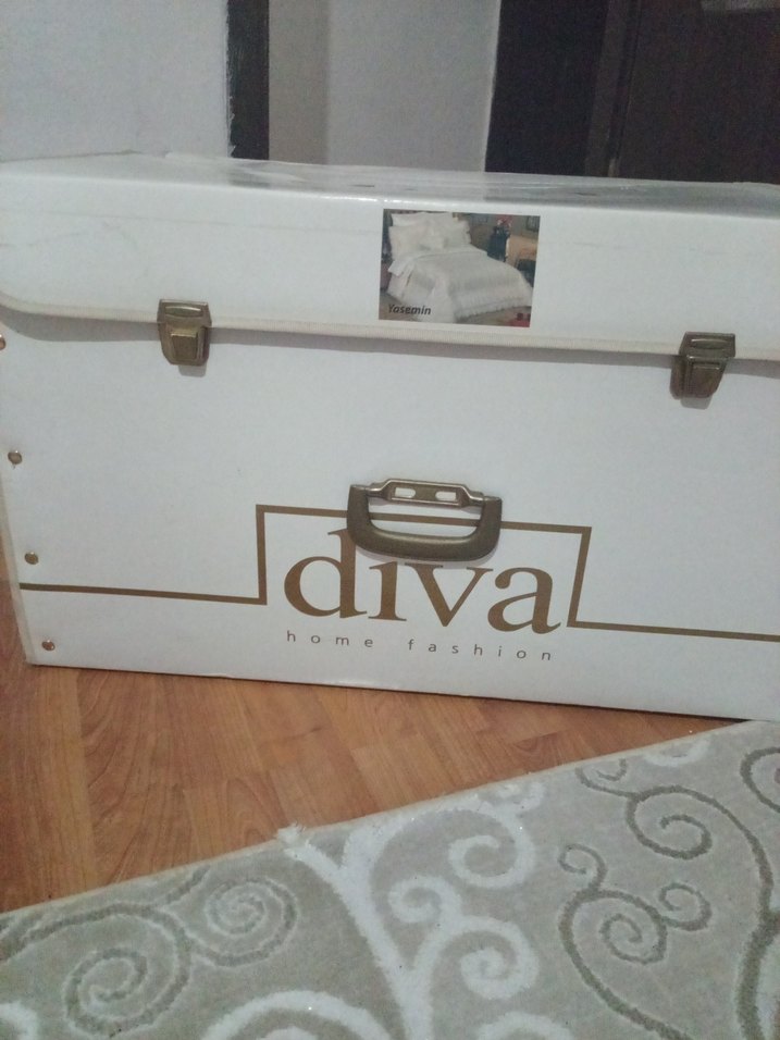 Beyaz Parlak Baskılı Yatak Örtüsü - Görsel 3