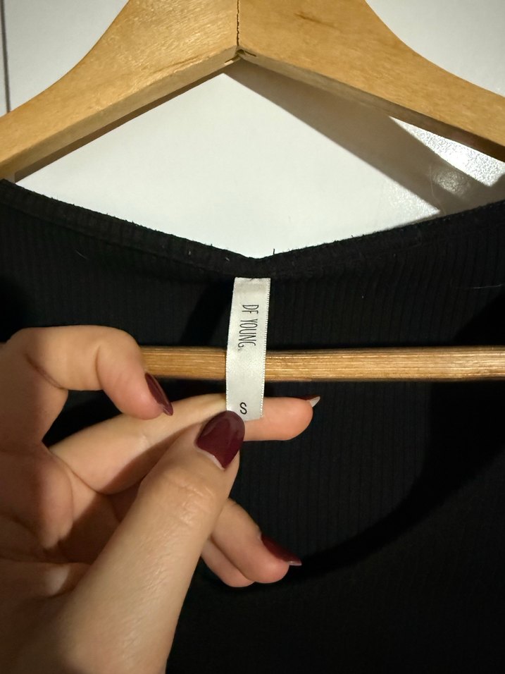 Siyah V Yakalı Kısa Kollu Crop Top - Görsel 2