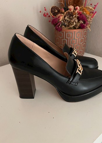 Deri Tokalı Siyah Klasik Topuklu Ayakkabı - Görsel 2