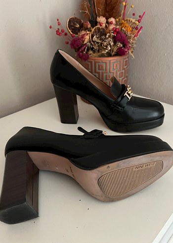 Deri Tokalı Siyah Klasik Topuklu Ayakkabı - Görsel 3